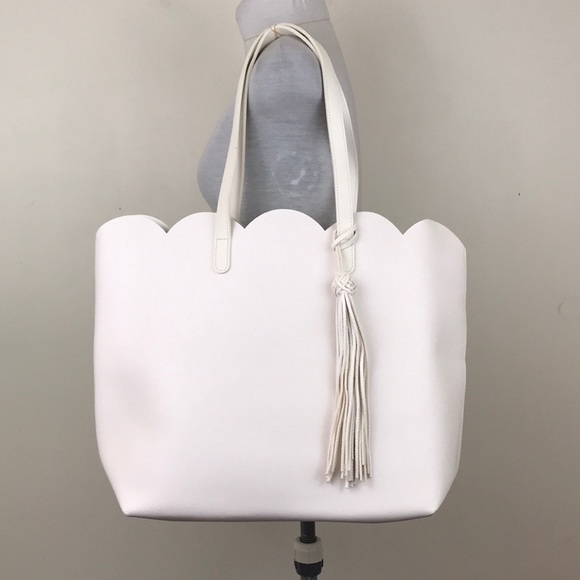 Handbags - Large Scallop Edge Tassel Tote Bag